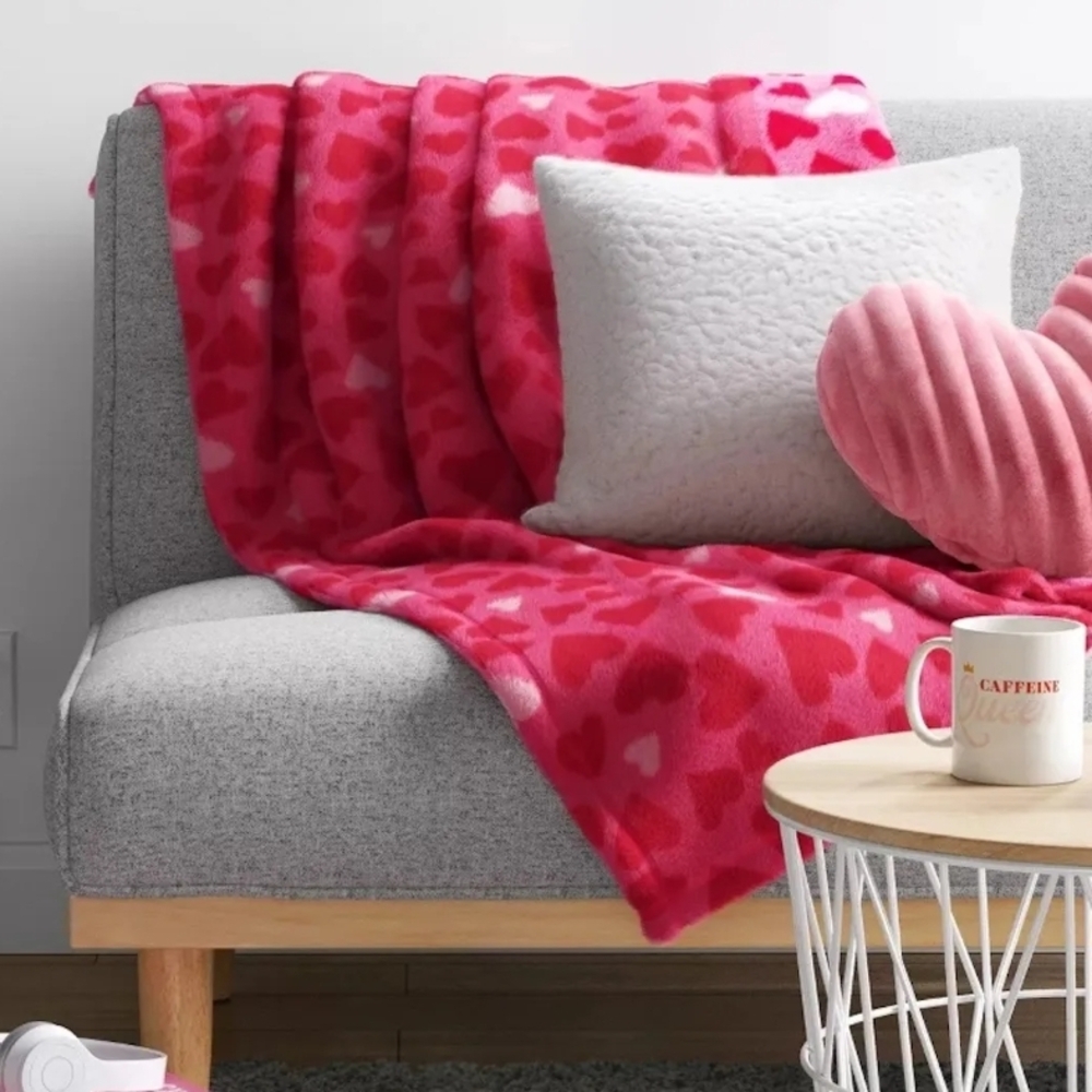 🎉NWT Room Essentials Red and White Heart Throw